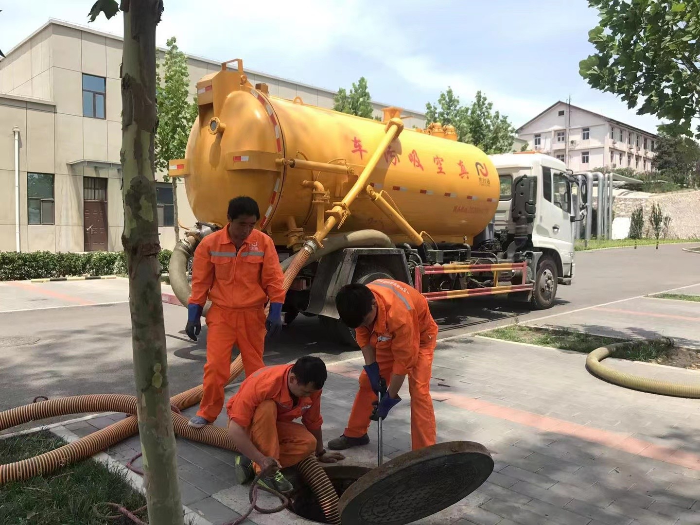 获嘉管道疏通车停在窨井附近