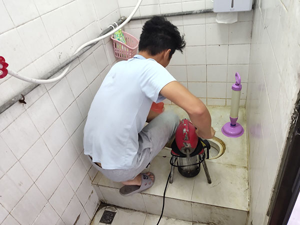 获嘉管道堵塞冒臭气 专业师傅现场解决问题